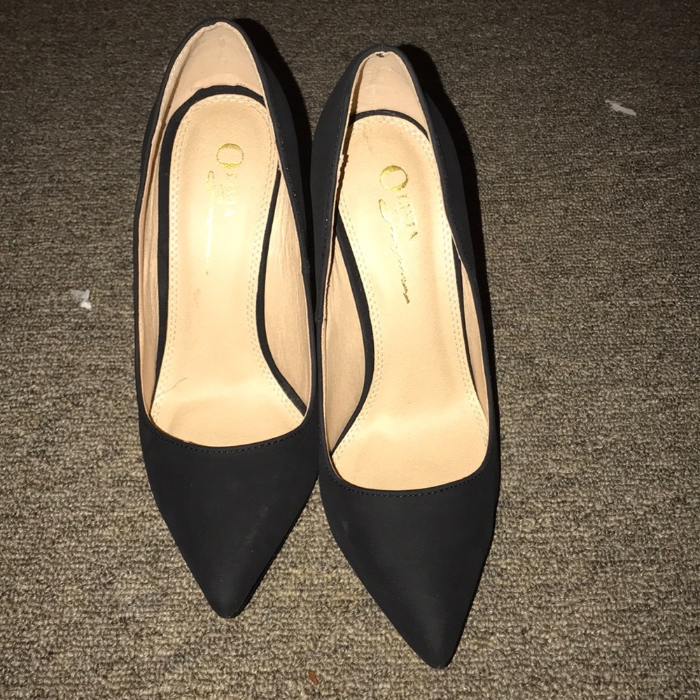 Black solid pumps used. ❤️